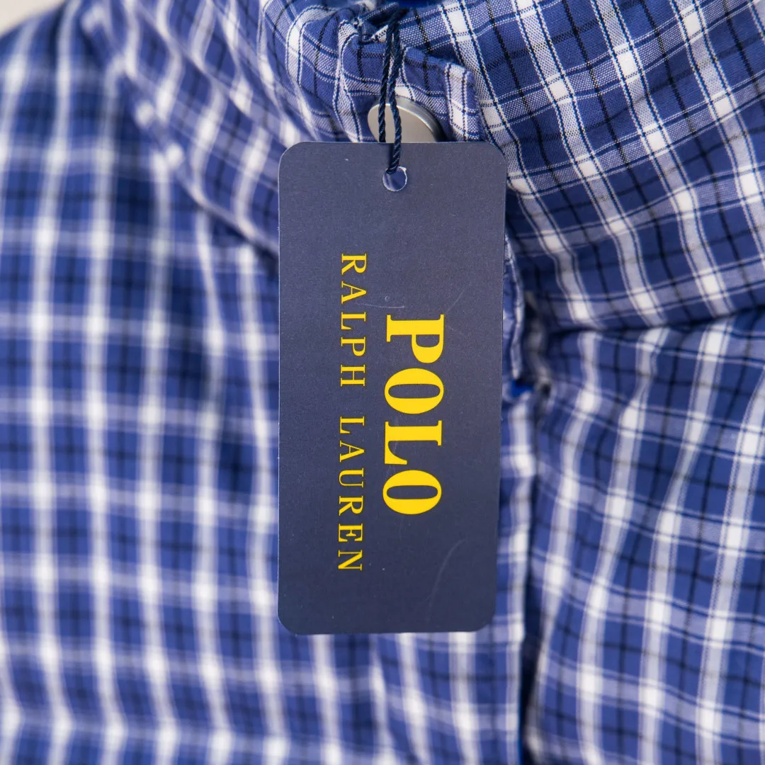 P560 zp version [Exclusive supply] Ralph Lauren/Ralph Lauren 2024aw new autumn and winter fresh small blue check short stand collar down jacket - face cotton high-count high-density yarn-dyed plaid fabric ✅ - 350T contrast polyester lining inside double-layer 360T high-density bile cloth ✅ - placket varnished pearl chestnut four-button hem with hidden elastic drawstring ✅ -RL lazy small blue check down jacket A must-have item for homegirls. Small blue checkered face. The color is soft and white. The shape and materials add points to the appearance. It is not greasy for daily wear. The blue checkered freshness makes the color uniform. Make a fashionable and eye-catching bag in dull winter. Color: Blue Checkered Size: S M L XL Number: WW10758